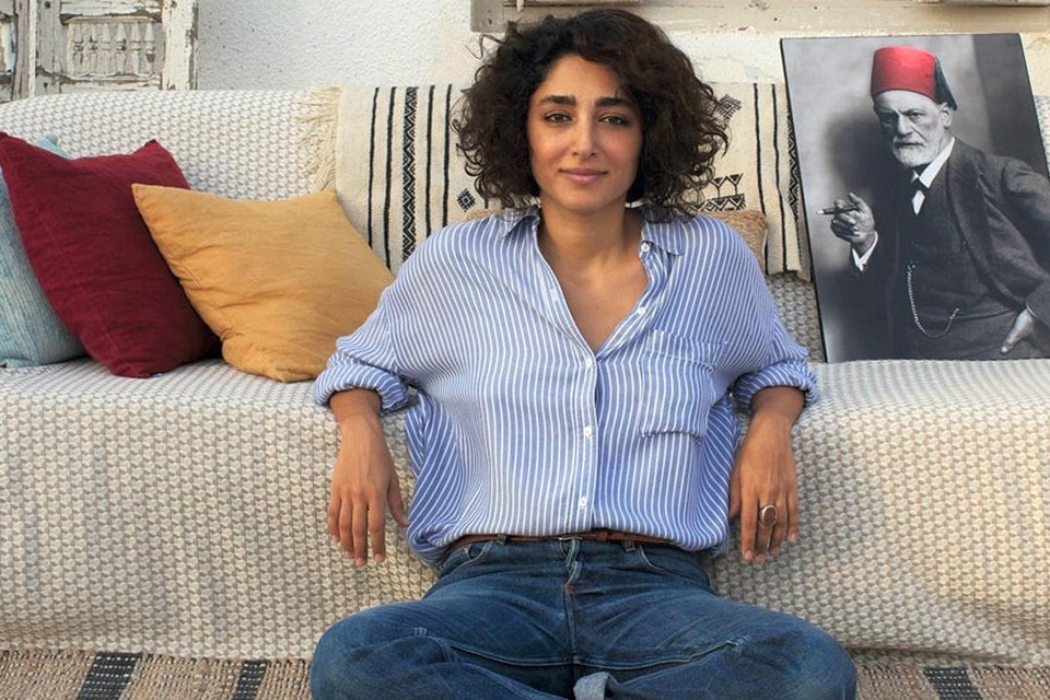 Un Divan à Tunis is een opgewekte komedie die actuele thema‘s niet uit de weg gaat.