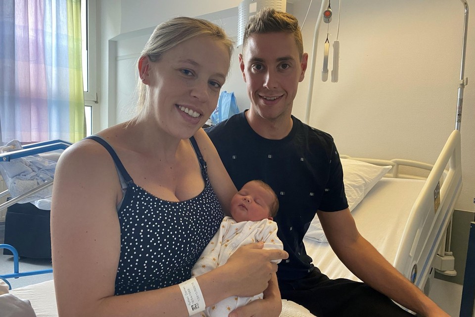 Dorien en Vince uit Meerhout zijn de trotse ouders van Nell, die donderdag is geboren. ““Wij merken niet dat het hier druk is. Ze zorgen goed voor ons en dat is voor ons als nieuwe ouders belangrijk”, zeggen ze.