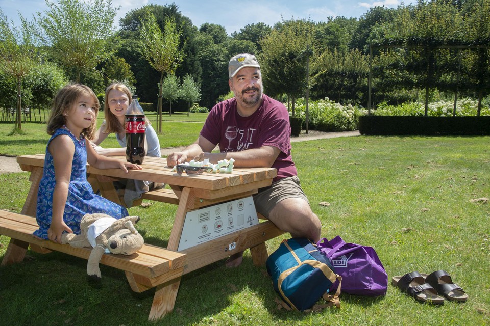 Eloise, Elyne en Tom picknicken wel vaker in het Stadspark. “De banken zijn een meerwaarde.” 