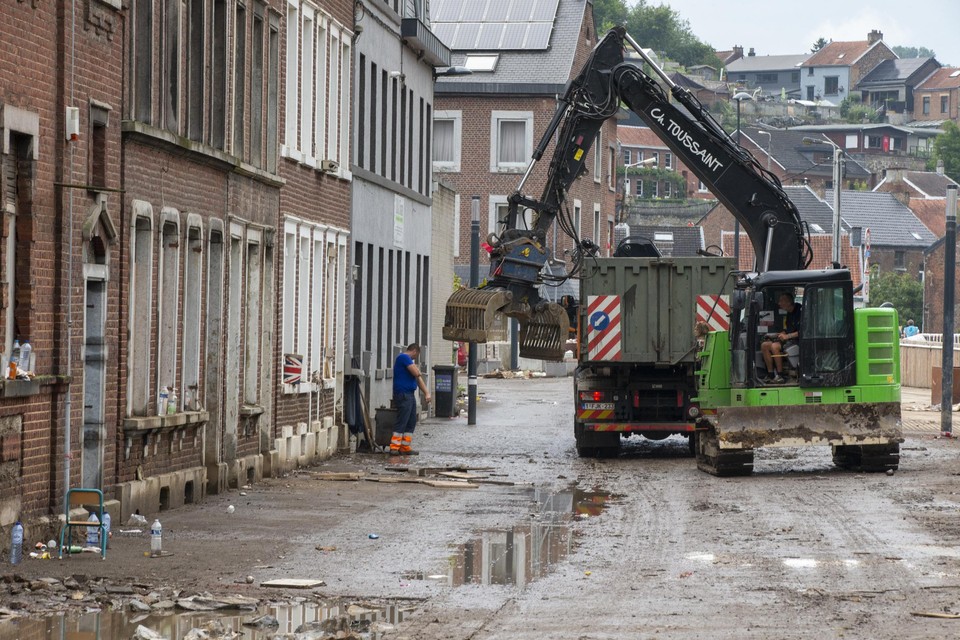 In de straten van Pepinster wordt puin geruimd. Schelle zoekt mee naar logistieke ondersteuning voor de noodhulp.