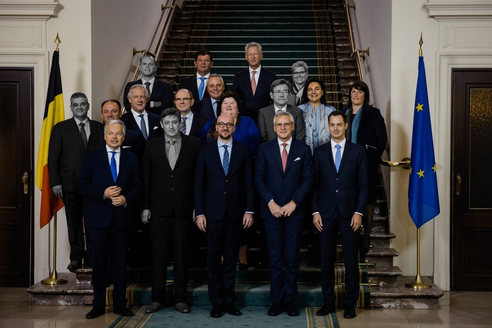 De N-VA (met N-VA-excellenties in het grijs) staat geïsoleerd, maar vallen doet de regering volgens experts niet.