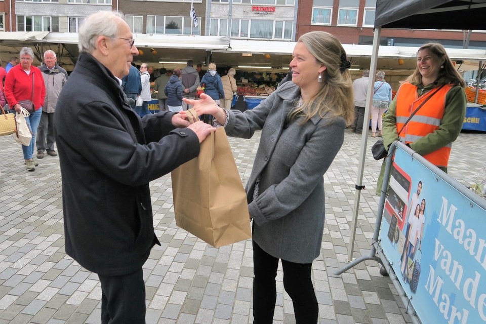 Burgemeester Leen Woutyers deelde dit keer gevulde boodschappentassen uit aan de winnaars van de Maand van de Markt.