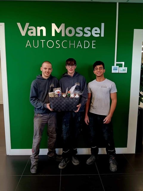 Ook het bedrijf Van Mossel Autoschade in het Nederlandse Groningen kreeg hulp van enkele Heistse leerlingen.
