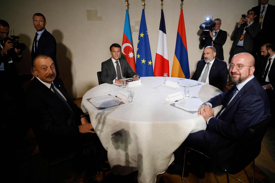 De Franse president Emmanuel Macron en de Europese president Charles Michel aan tafel met de president van Azerbeidjan Ilham Aliyev (links) en de premier van Armenië Nikol Pashinyan 