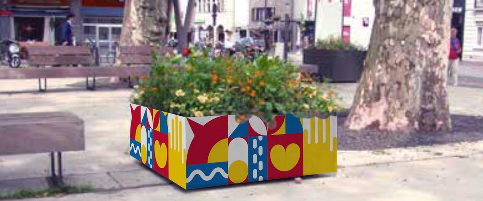 De asverschuivingen worden waar mogelijk ondersteund door straatobjecten zoals onder meer (kleurrijk beschilderde) plantenbakken. 