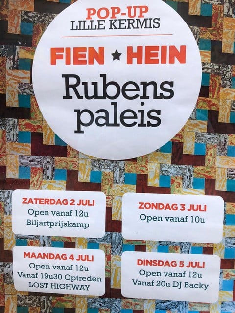 In de affiche van het kermisweekend in Rubenspaleis in Lille zijn de authentieke vloertegels van het café verwerkt. 