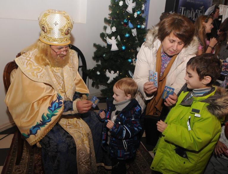 In Oekraïne is de Sint uitgedost als een orthodoxe bisschop met een ronde mijter. 