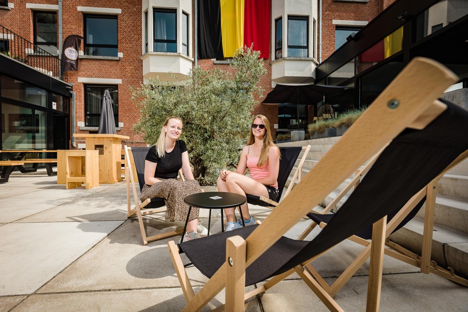 Bij een zomers terras horen ook strandstoelen om lekker in weg te zakken.
