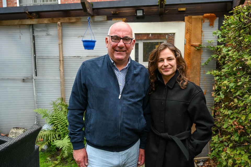Werner De Gres, districtsraadslid voor Vlaams Belang in Wilrijk en partijgenoot Sharon De Keyser
