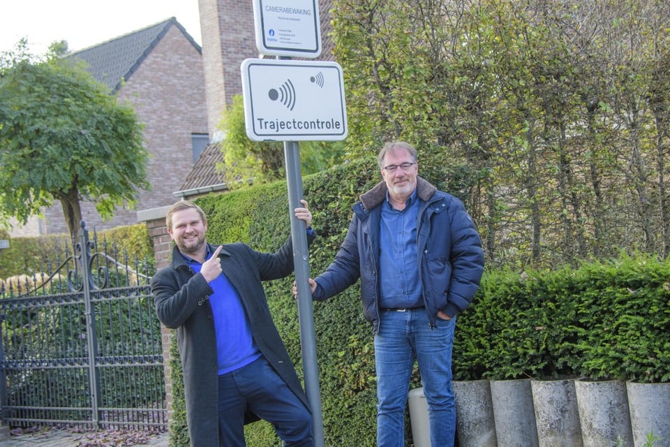Mobiliteitsschepen Bart Vanmarcke en burgemeester Lode Van Looy bij de huidige trajectcontrole op de Muizensteenweg. 