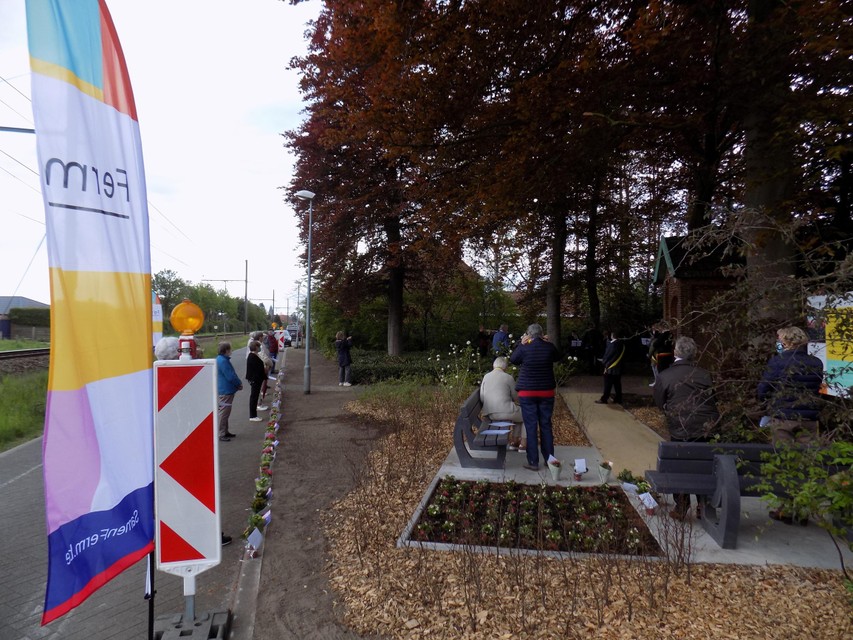 De omgeving van de troostplek in Tielen is aangeplant en er kwamen ook nieuwe banken.