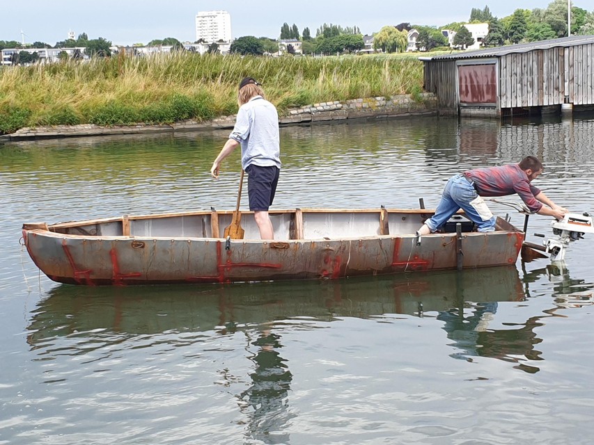 Arthur Van de Velde (rechts) test zijn zelfgemaakte boot. 