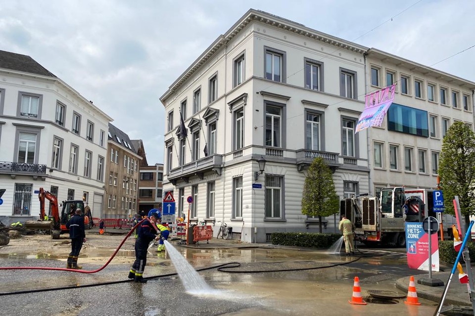 De brandweer had er een flinke klus aan om de modder van het wegdek te spuiten.