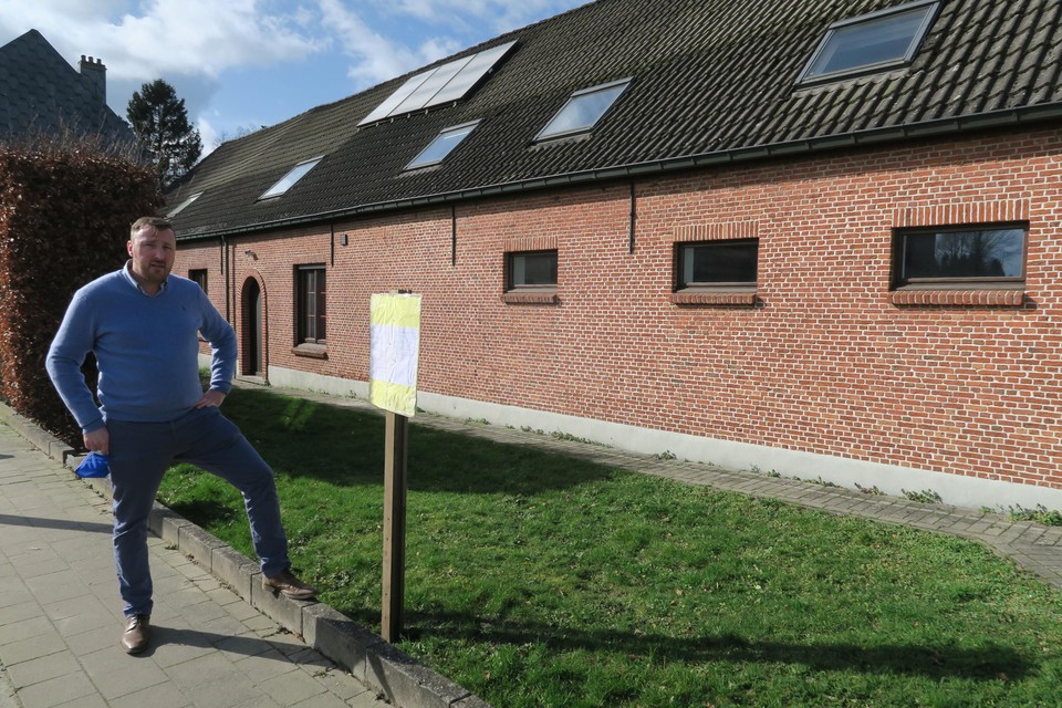 Gemeenteraadslid Dirk Verhaert bij de oude ‘hoeve’ die gesloopt wordt om plaats te maken voor ‘hoogbouw’ en dan nog vlak naast de nieuwe brug.