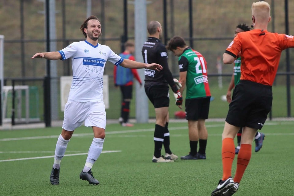 Nathan Volckerick (foto, centraal) viert de tweede Stekense treffer.