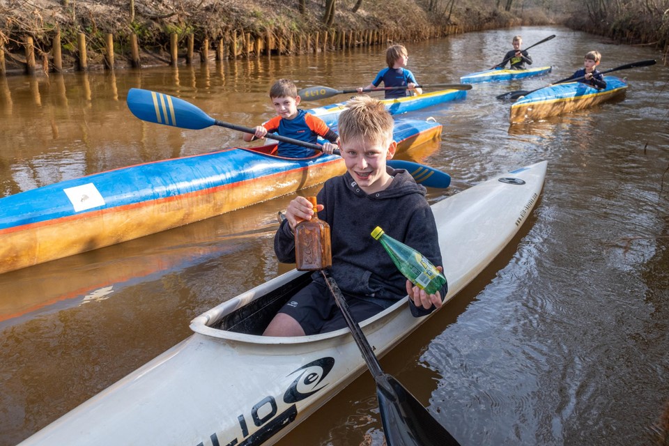 De kajakkers van de Kastelse club halen elk jaar ook het afval uit de Kleine Nete.