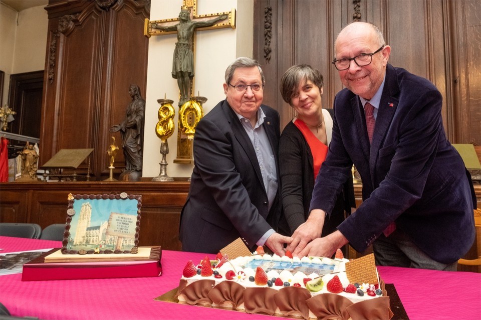 Jos Roosemont snijdt samen met projectleider Amke Maes en gedeputeerde Luk Lemmens de taart aan voor zijn tachtigste verjaardag. 