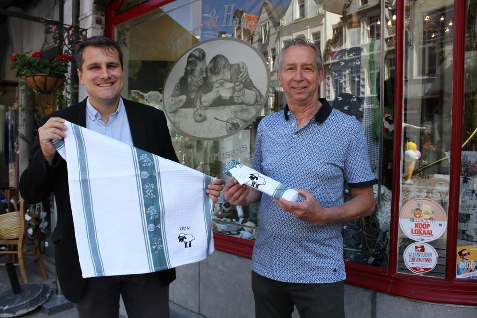 Daniel Kerkhofs (rechts) overhandigt de eerste schapenkeukenhanddoek aan burgemeester Rik Verwaest. 