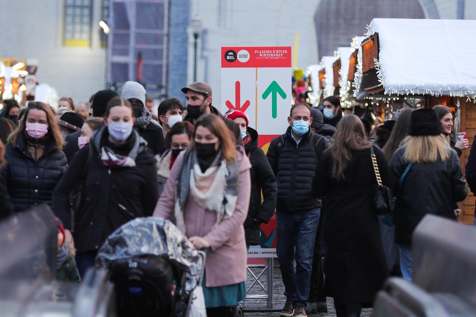 Allemaal gezellig naar de kerstmarkt in Brussel. ‘Ook in België zullen we tegen een muur van infecties aanlopen.’ 
