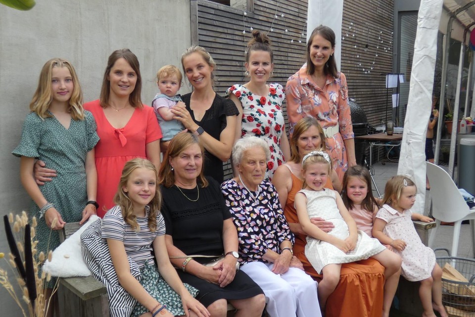 Maria Serneels poseert met haar twee dochters, vier kleindochters en zes achterkleindochters.