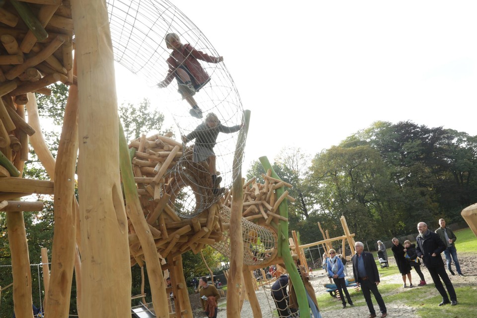 De nieuwe speeltuin is zo geconstrueerd dat spectaculaire klimpartijen veilig zijn.