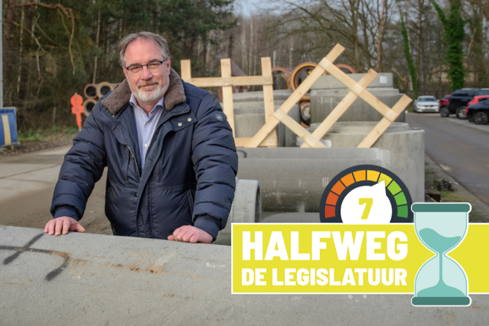 Burgemeester Lode Van Looy bij de rioleringswerken op de Weynesbaan.