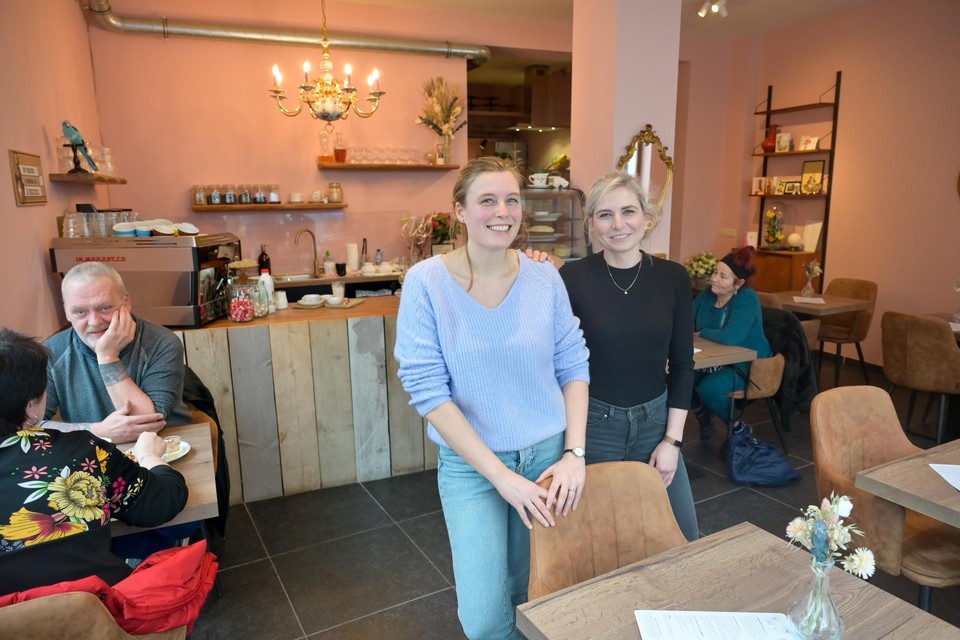 Zaakvoerster Charlotte De Graef en Dorien Mampaey in de nieuwe koffiebar ’t Salon in de Zakstraat. 