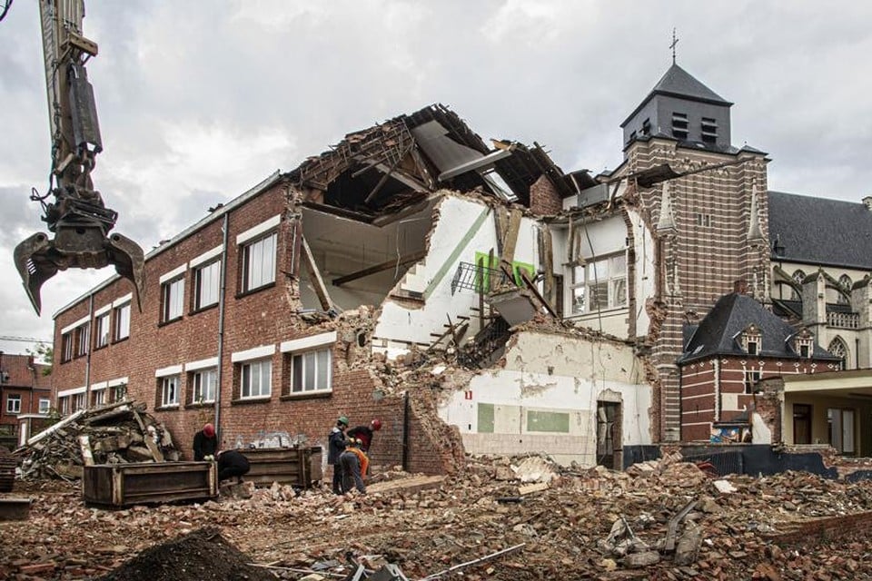 Oude schoolgebouwen op het Sint-Dimpnaplein gaan tegen de grond en ruimen plaats voor een park.
