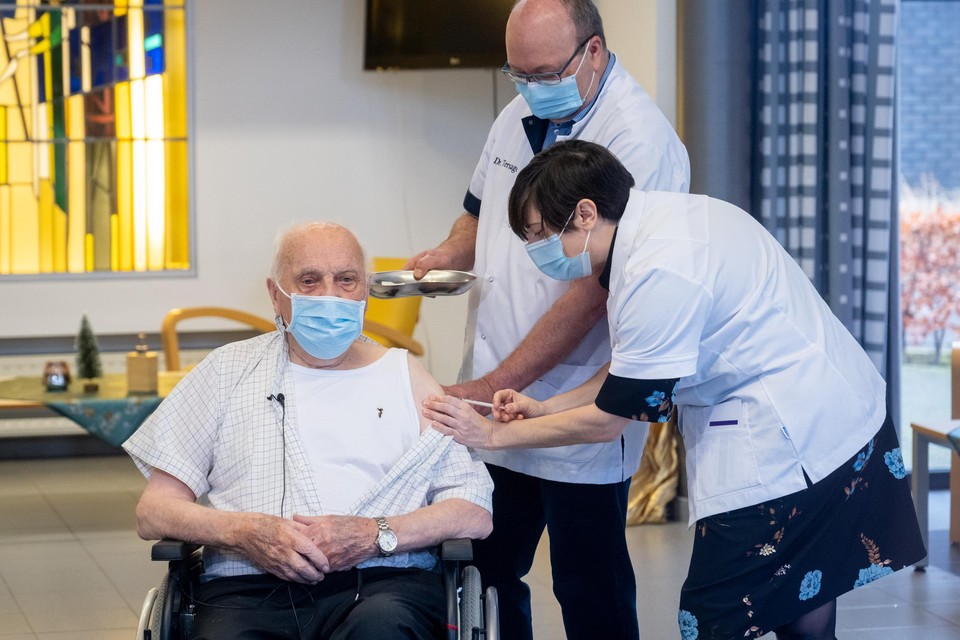 Jos Hermans (96) uit Puurs kreeg vorige week als eerste Vlaming het coronavaccin toegediend. 