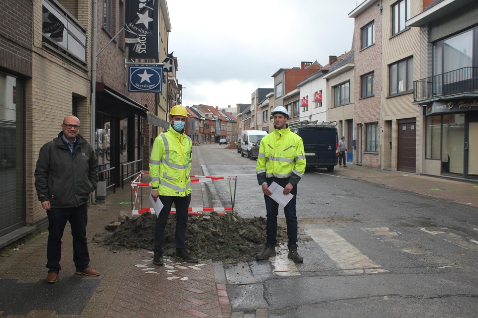 Maandag werden al de eerste putten gegraven. Dit is ook een rioleringsproject dat wateroverlast moet vermijden, zegt schepen Hanssens (links).