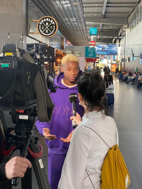 In the departure hall of the Charleroi, Jérémie Makiese addresses the press in attendance. 