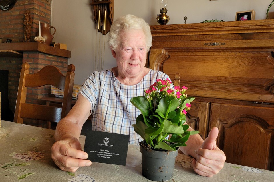 Angèle Hendrickx is aangenaam verrast dat ze als buurtbewoner van Tomorrowland een bloemetje als dank kreeg. 