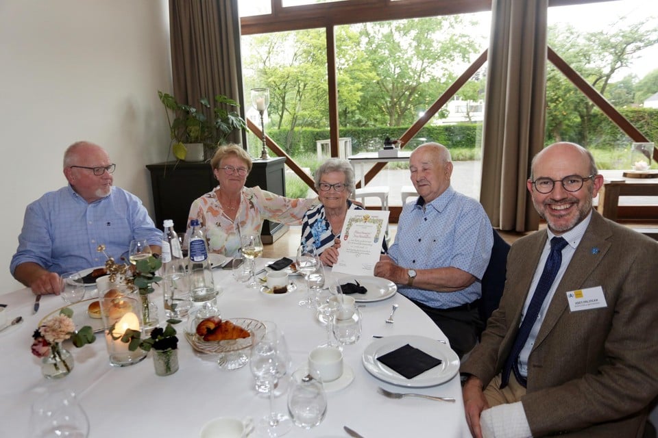 Pierre Somers en Irène Verschueren gezellig aan tafel met districtsburgemeester Koen Palinckx, dochter Monique en schoonzoon Jan. 