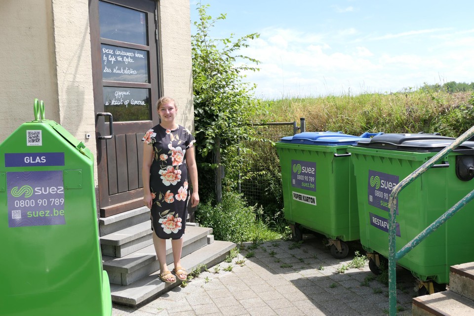 Jolien Goossens van café Ter Dycke, zij vindt steeds vaker huishoudelijk afval in haar containers. 