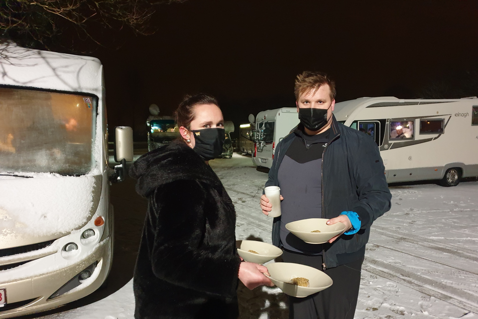 Chef Pieter Coomans en gastvrouw Jolien Laenen van De Wingerd in Vorselaar serveerden zaterdag nog volop viergangenmenu’s aan de passagiers van mobilhomes op hun parking.