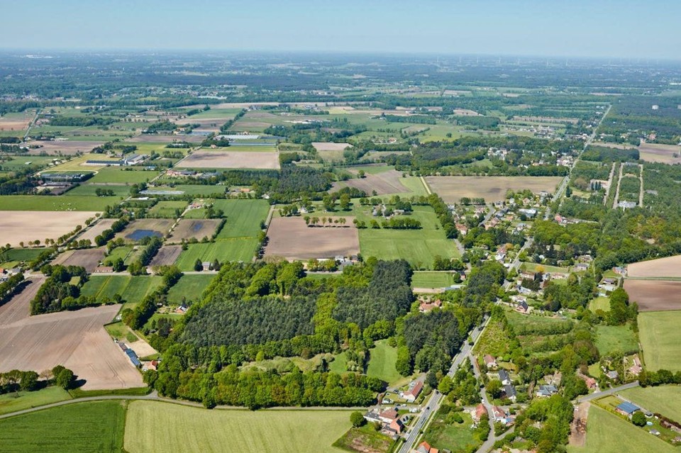 Loopt door dit landschap van Geel binnen enkele jaren een nieuwe verbindingsweg tussen de Dr. Van De Perrestraat en de Retieseweg, rechts in beeld? 