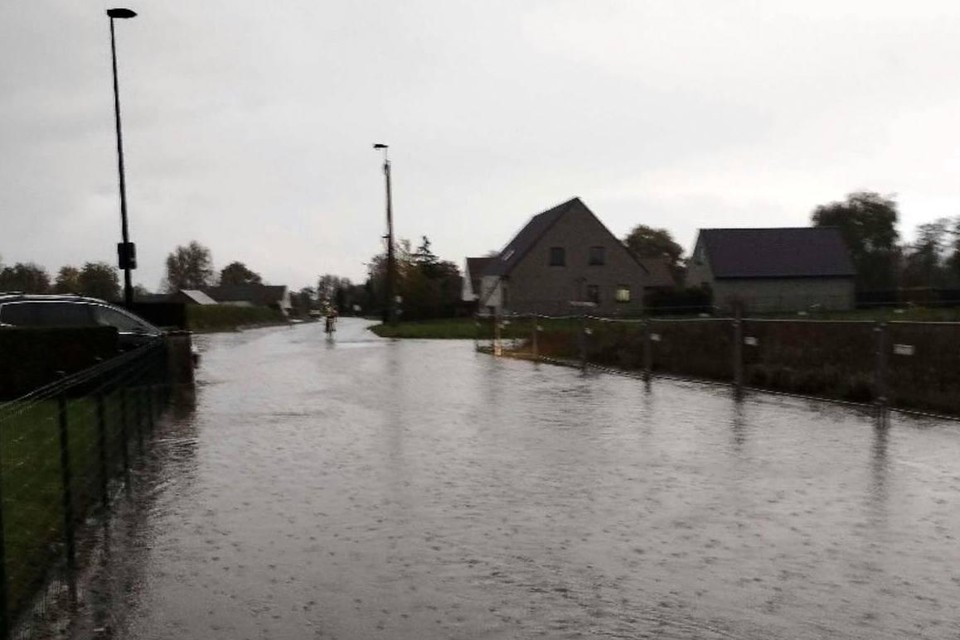 De Vrekkemstraat in Ursel (Aalter) staat onder water.