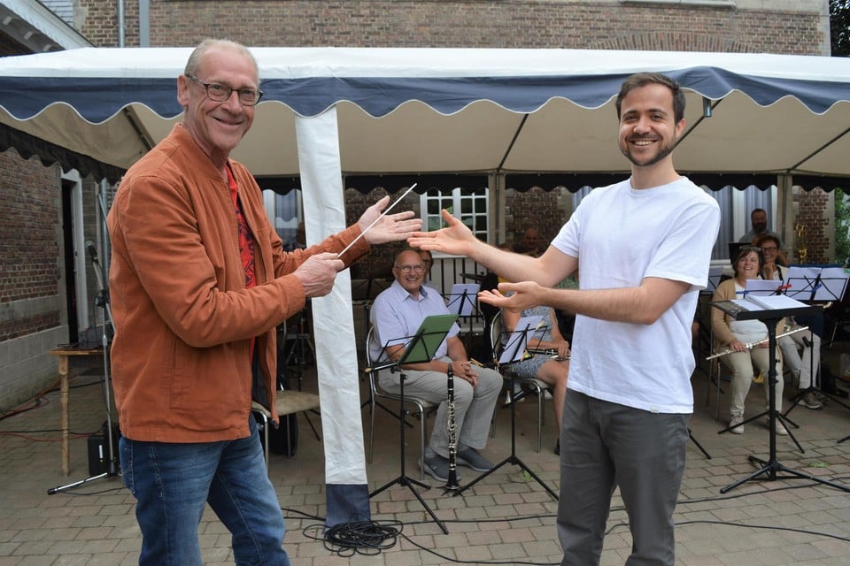Koen Thijs geeft het dirigeerstokje van koninklijke harmonie Sint-Amelberga door aan Jun den Oudsten. 