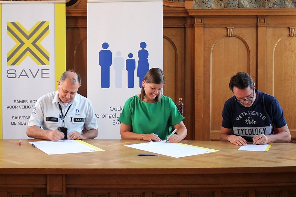 Burgemeester Sofie Joosen, waarnemend zonechef Marc Dondeyne en Roel De Cleen van vzw Ouders van Verongelukte Kinderen ondertekenen het SAVE-charter.