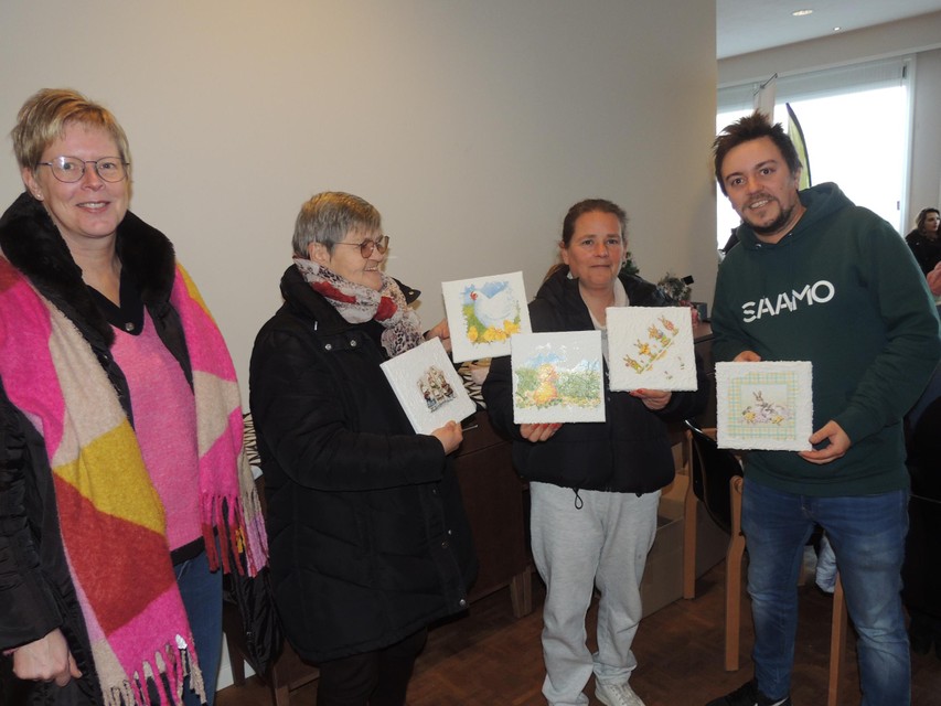 Bij De Stek ben je welkom voor creatieve activiteiten of een babbel. Links schepen Katrin Kempenaers, rechts Mika Roppe van het overkoepelende SAAMO.
