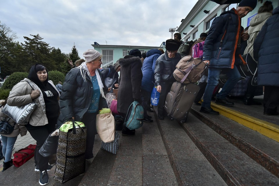 Vluchtelingen uit Cherson komen aan op de Krim.  