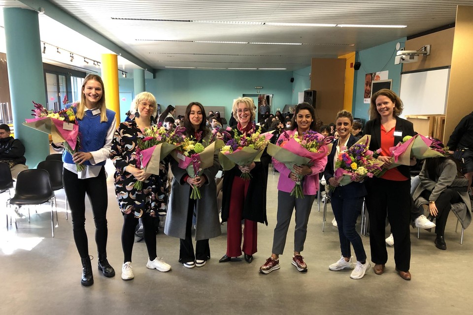 Elise Van Sas, Ayke Gubbels, een leerling, Danïelle Van Ast, Jinnih Beels, Bouchra Hashassi en Griet De Craen. 