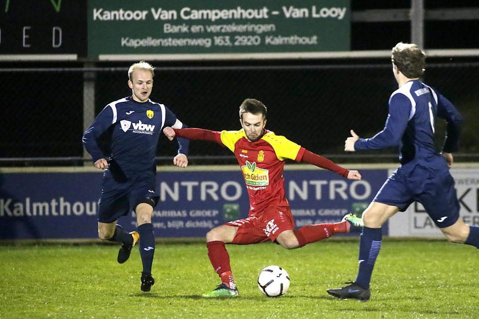 Kontich-speler Gilles Van Remoortere trapt de bal weg voor de ogen van Zeno Adriaenssen. 