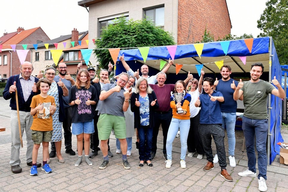 De bewoners van de Schoolstraat - de slimste straat van Wijnegem - pronken met hun beker