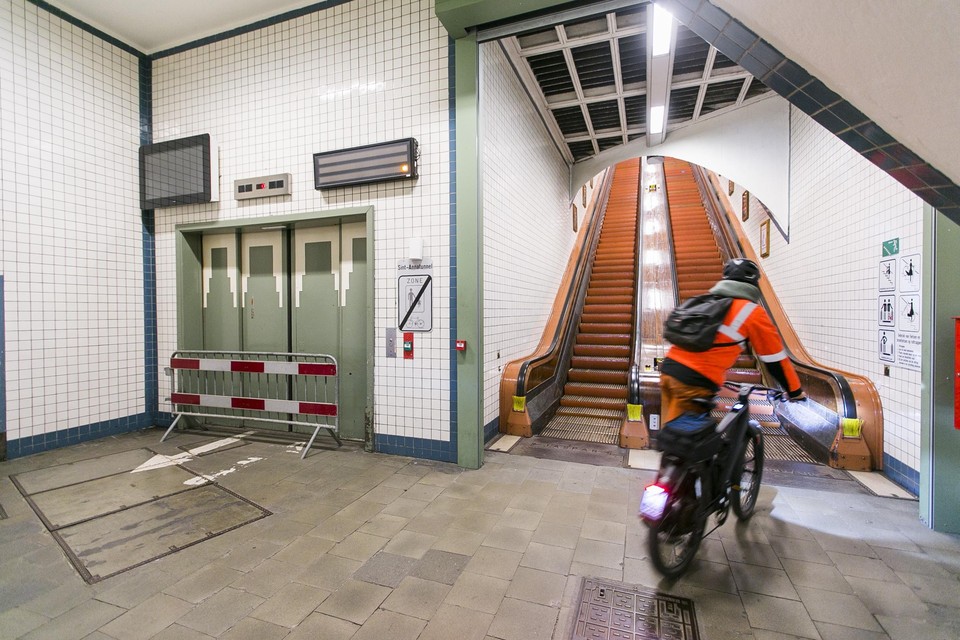 De liften van de Voetgangerstunnel zijn al maanden defect.