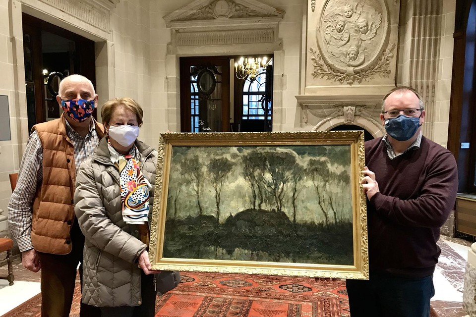 Burgemeester Koen T’Sijen ontvangt het schilderij.