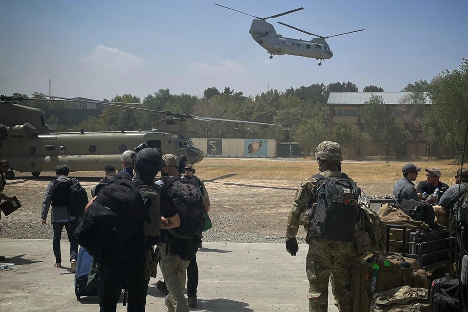 Het ophalen van 169 Amerikanen uit een hotel gebeurde net zoals op dit beeld – de evacuatie van de Amerikaanse ambassade in Kaboel – met Chinook-helikopters 
