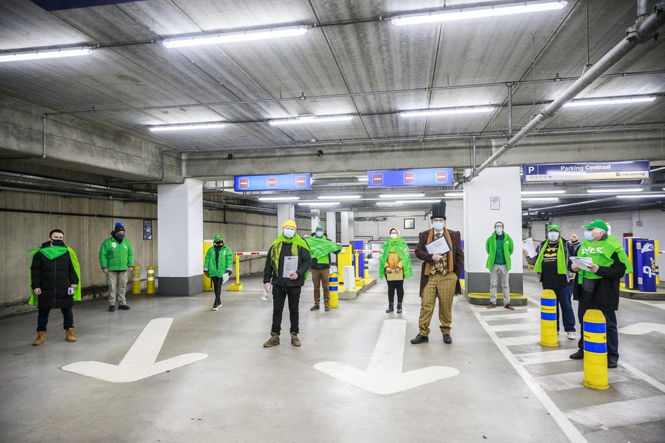 De bedienden van Interparking voeren actie in de parking onder het Centraal Station. 