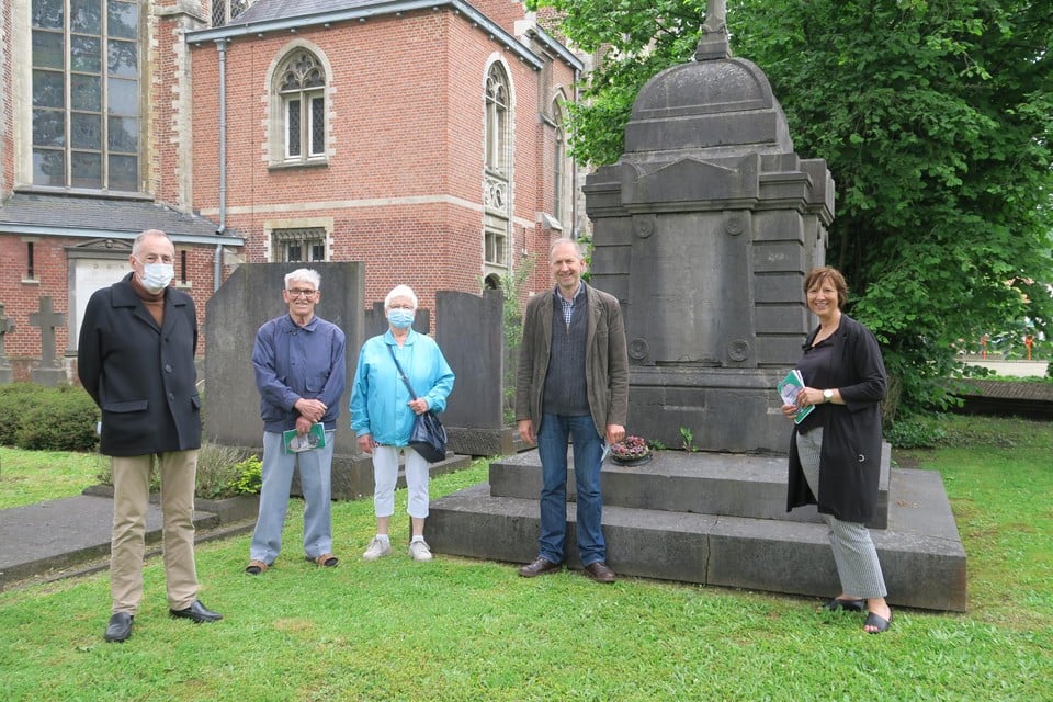Patrick Anthoni, schepen Kathleen Krekels en enkele mensen die de rondleiding op het ereperk van de begraafplaats Sint-Guibertus volgden. Het gezelschap staat bij het indrukwekkend neoclassicistische monument van de familie Frere-Demarbaix.
