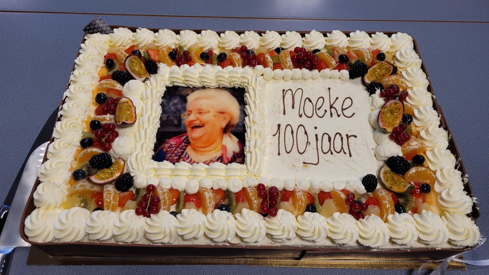 Een grot verjaardagstaart voor de honderdste verjaardag van Moeke. 